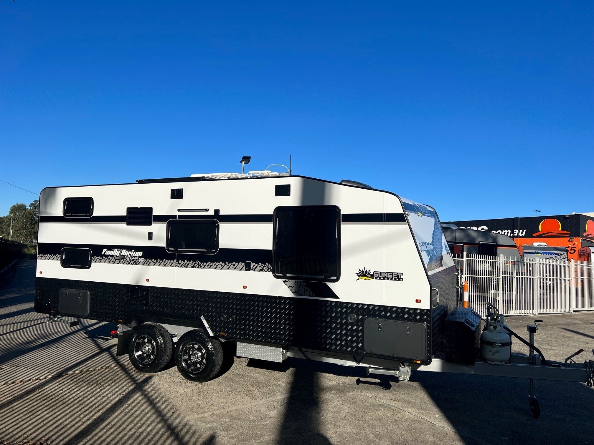 2022 Sunset Family Horizon 21ft6 Double Bunk Van