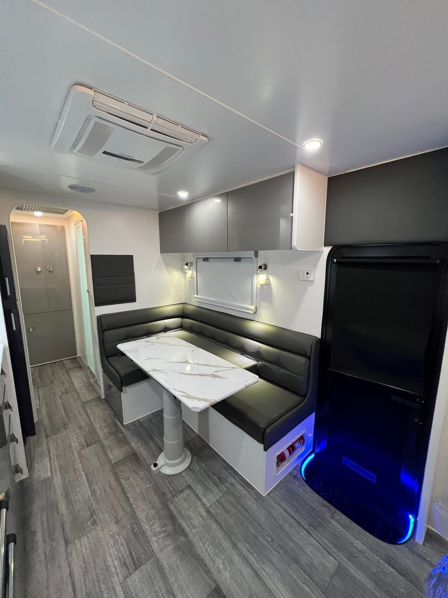 2022 Sunset Family Horizon 21ft6 Double Bunk Van