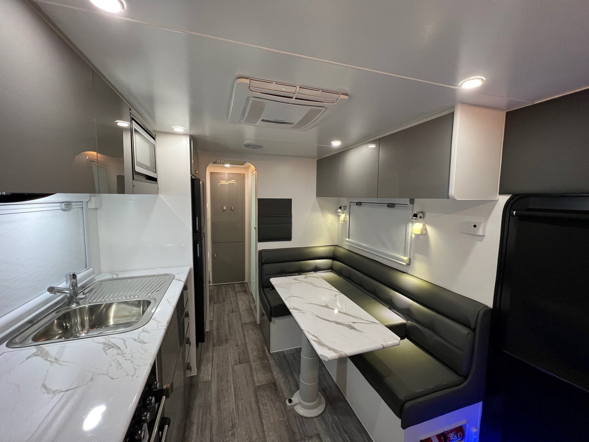 2022 Sunset Family Horizon 21ft6 Double Bunk Van