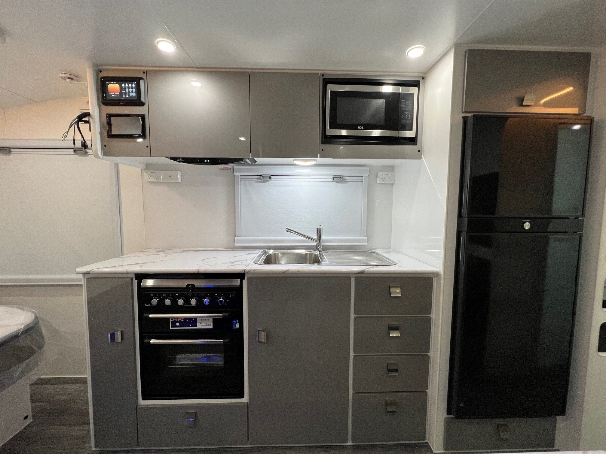 2022 Sunset Family Horizon 21ft6 Double Bunk Van