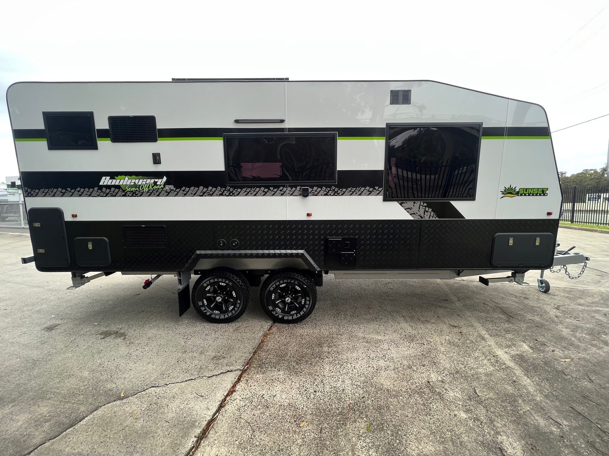 2022 Sunset Boulevard Semi Off-Road 19ft8